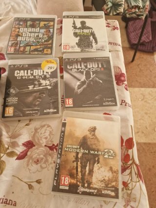 In vendita PlayStation 3 e 4 con giochi e controller
