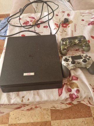 In vendita PlayStation 3 e 4 con giochi e controller