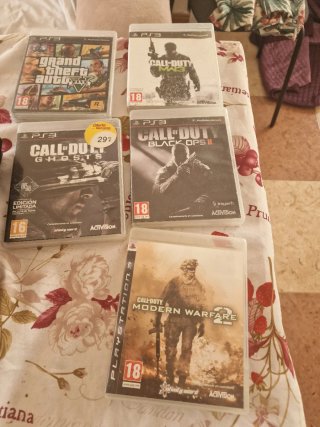 In vendita PlayStation 3 e 4 con giochi e controller