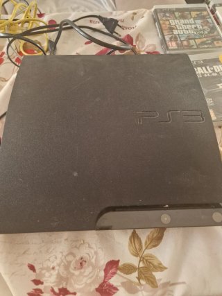 In vendita PlayStation 3 e 4 con giochi e controller