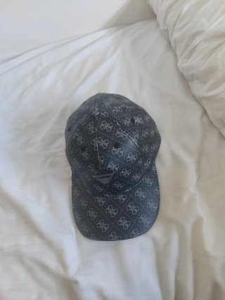 Gorra Guess Negra/Gris Logo Repetido