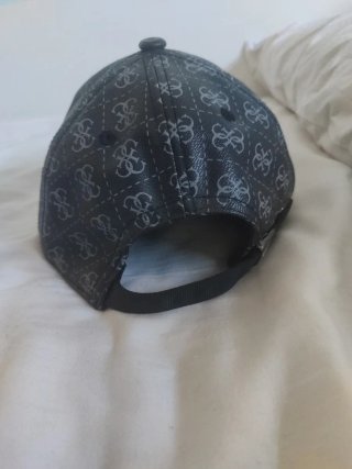 Gorra Guess Negra/Gris Logo Repetido