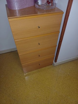 Cómoda de madera con 4 cajones