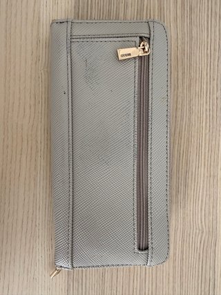 Cartera Guess original en color beige.