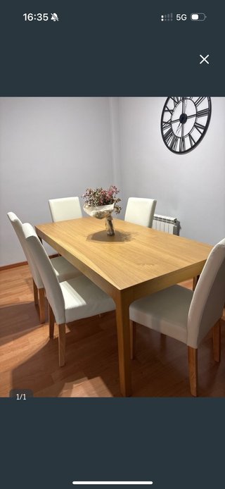 Mesa de comedor de madera y sillas