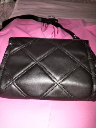 Bolso negro acolchado con logo