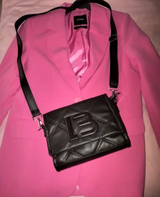 Bolso negro acolchado con logo