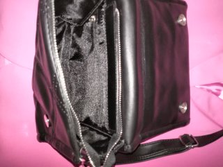 Bolso negro acolchado con logo