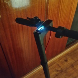 Patinete eléctrico con luz roja