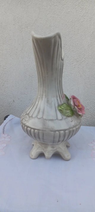 Vaso antico in ceramica con rosa