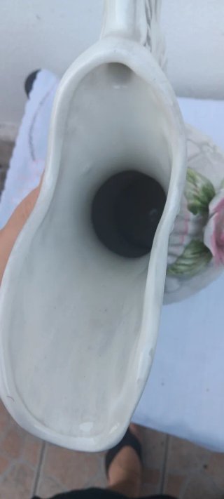 Vaso antico in ceramica con rosa