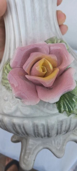 Vaso antico in ceramica con rosa