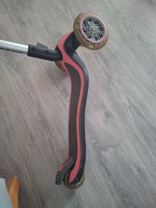 Patinete Globber 3 ruedas rosa/negro. Ruedas luces