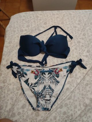 Bikini azul y multicolor con estampado tropical.