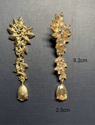 Pendientes largos dorados con pedrería