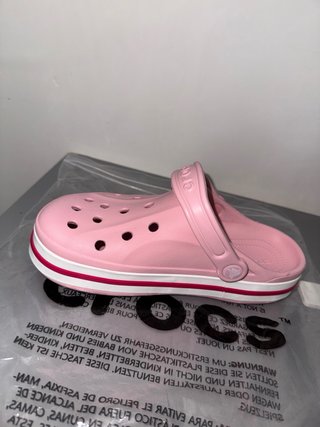 Ciabatte Crocs rosa con dettagli bianchi e rossi