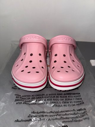 Ciabatte Crocs rosa con dettagli bianchi e rossi