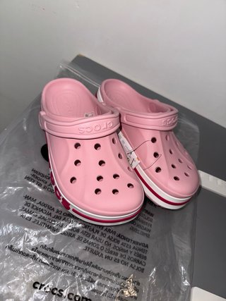 Ciabatte Crocs rosa con dettagli bianchi e rossi