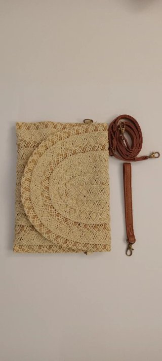 3 bolsos de mano tejido beige, dorado y rojo