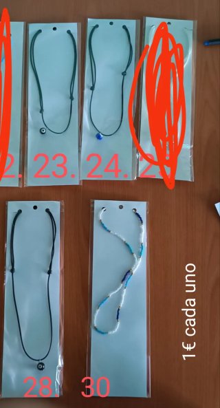 Collares de cuentas de colores