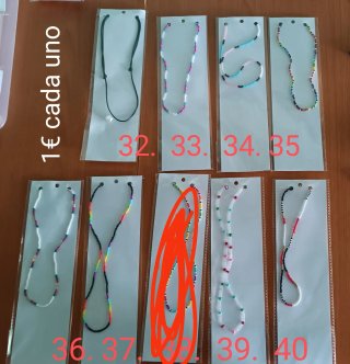 Collares de cuentas de colores