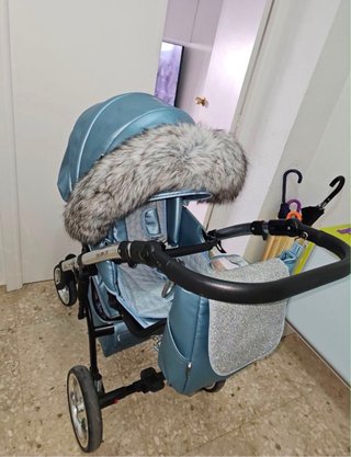 Carro de bebé azul con pedrería