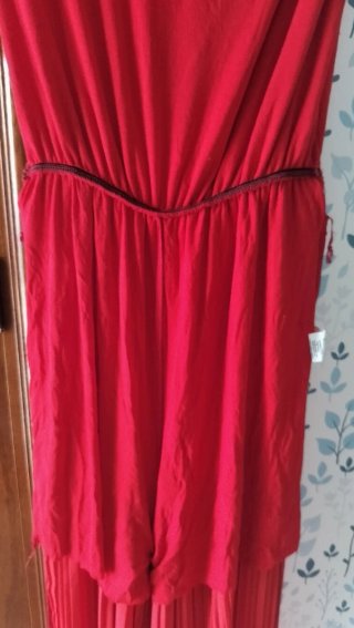 Mono rojo plisado