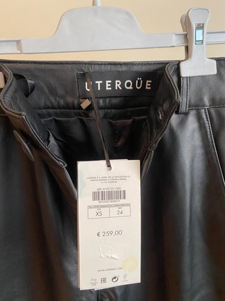 Pantalón Uterqüe Piel Negro con Pedrería