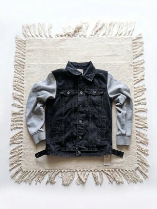 Chaqueta vaquera con mangas grises