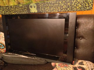 TV LCD Samsung LE32S67BD con soporte de pared
