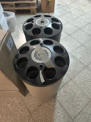 Cubo de latas beige y negro
