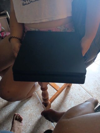 PS4 Negra con cables y mando