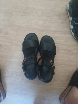 Sandalias negras tacón medio