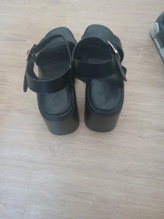 Sandalias negras tacón medio