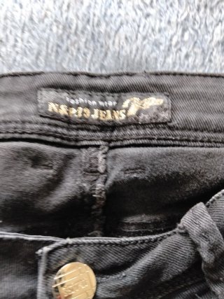 Pantalones vaqueros negros rasgados tallan como M