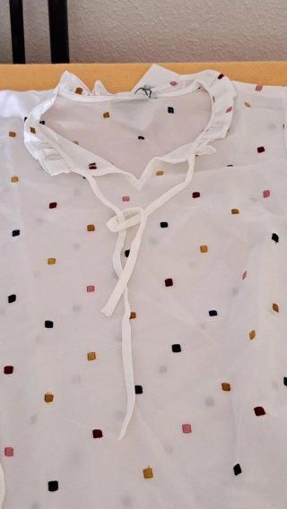 Blusa blanca con cuadraditos de diferentes colores