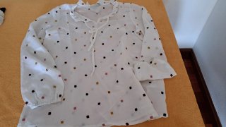 Blusa blanca con cuadraditos de diferentes colores