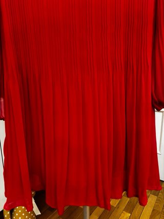 Vestido plisado rojo con cinturón