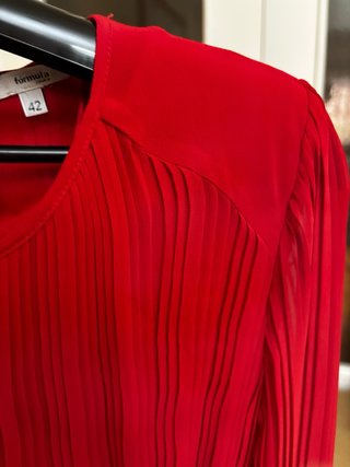 Vestido plisado rojo con cinturón