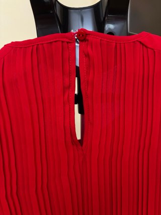 Vestido plisado rojo con cinturón
