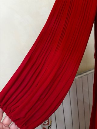Vestido plisado rojo con cinturón