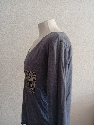 Blusa gris con estampado animal print