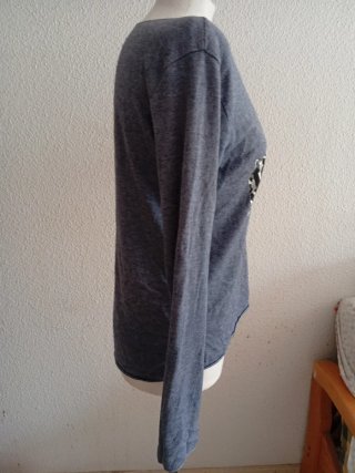 Blusa gris con estampado animal print