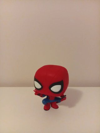 Figura Spiderman con móvil