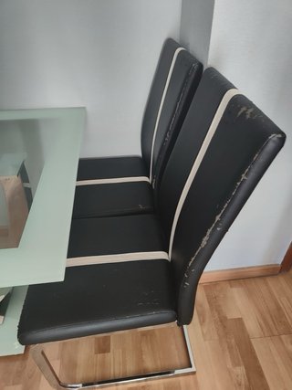 Mesa de cristal y metal