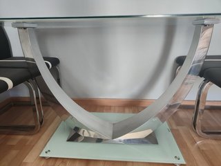 Mesa de cristal y metal