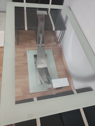 Mesa de cristal y metal