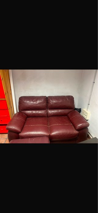 Sofá de 2 plazas y reposapiés de cuero rojo