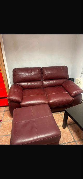 Sofá de 2 plazas y reposapiés de cuero rojo