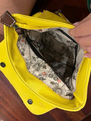 Mochila amarilla con detalles marrones